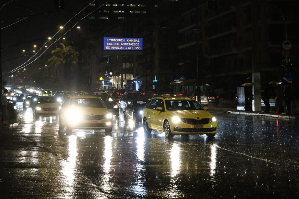 Σφοδρά καιρικά φαινόμενα από το βράδυ – Κατηγορίας 4 η βροχή που αναμένεται – Δείτε αναλυτικούς χάρτες