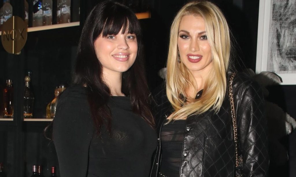 Μελαχρινή, με καταγάλανα μάτια, ίδια η Αντζελίνα Τζολί μικρή: Έχετε δει την αδερφή της Κωνσταντίνας Σπυροπούλου και δεν… κρέμασε το σαγόνι σας;