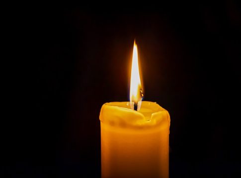 Πέθανε πασίγνωστος Έλληνας τραγουδιστής