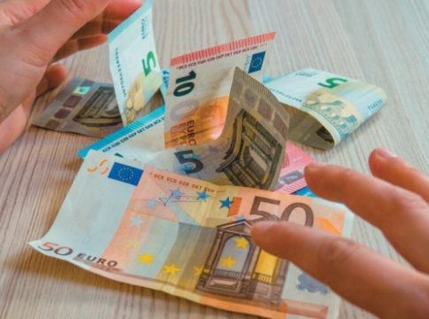 Επίσημο: Πότε μπαίνουν στους λογαριασμούς τα επιδόματα!