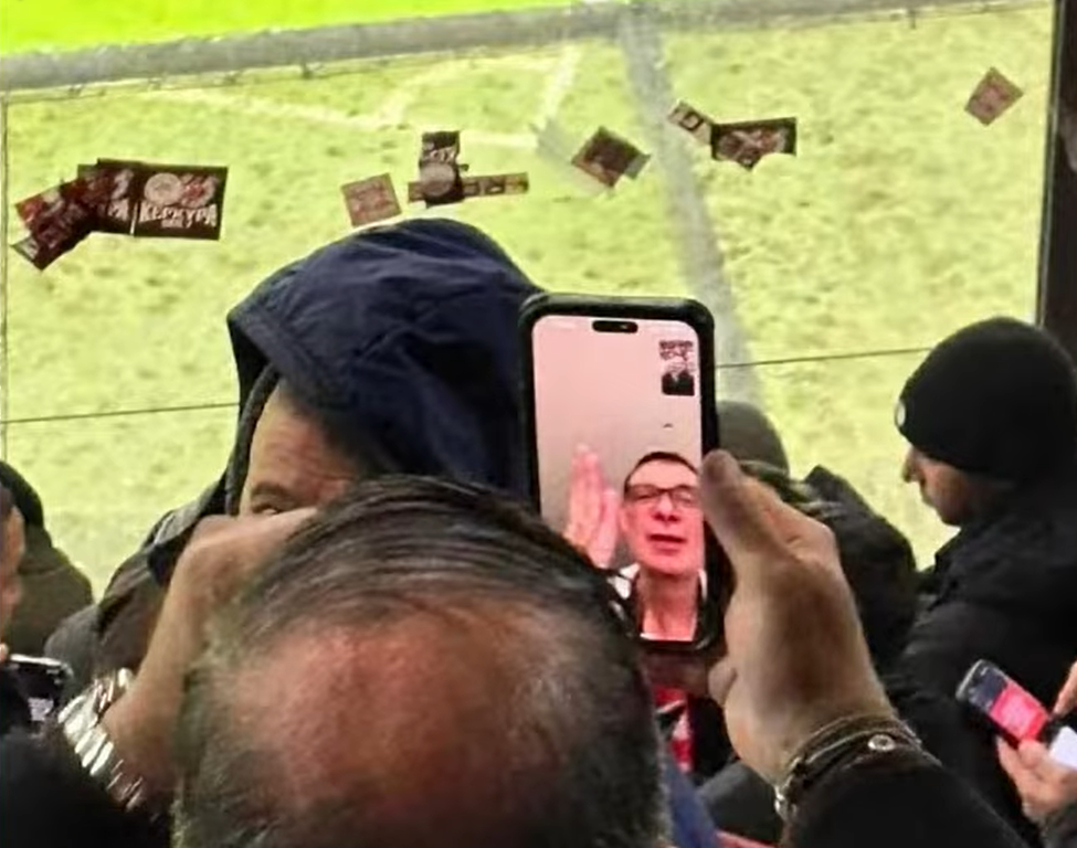 Ο Μπαρτζώκας στους πανηγυρισμούς στη «Γιόχαν Κρόιφ Αρένα» – Εμφανίστηκε με βιντεοκλήση και έγινε viral (pic)