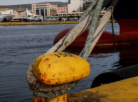 Ισχυροί άνεμοι κρατούν δεμένα τα πλοία στα λιμάνια – Ποια δρομολόγια δεν εκτελούνται
