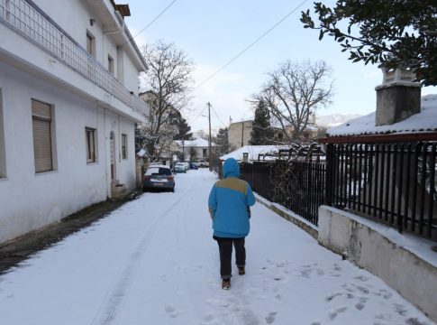 Καιρός: Χειμωνιάτικο σκηνικό με χιόνια και θυελλώδεις ανέμους – Πού αναμένονται καταιγίδες