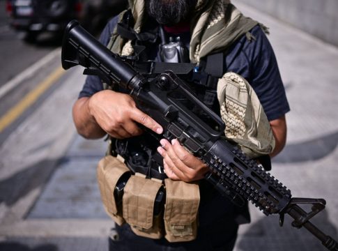 Βενεζουέλα: Ο Μαδούρο συνελήφθη μέσα στην κρεβατοκάμαρά του – Με πολεμικό πλοίο οδηγούνται στη Νέα Υόρκη