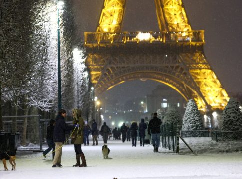 Σφοδρές χιονοπτώσεις και προβλήματα στις μετακινήσεις σε Γαλλία, Ολλανδία και Βρετανία