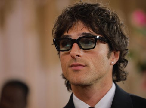 Η εκδίκηση του «σπασίκλα» – Γιατί οι άνδρες ερωτεύτηκαν ξανά τα γυαλιά οράσεως;