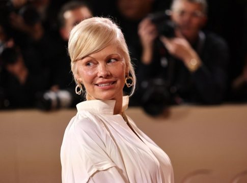 Η Πάμελα Άντερσον ένιωσε «αηδία» όταν βρέθηκε κοντά στον Σεθ Ρόγκεν στις Χρυσές Σφαίρες