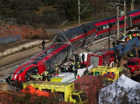 Ισπανία: Τα μοιραία 20 δευτερόλεπτα ανάμεσα στον πρώτο εκτροχιασμό και τη σύγκρουση – Τι καταγγέλλουν οι μηχανοδηγοί