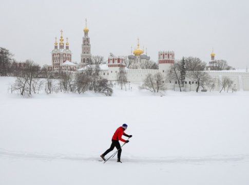 Μόσχα: «Πνιγμένη» στο χιόνι – Πολικές θερμοκρασίες, προβλήματα στα τρένα και αυτοκίνητα ακινητοποιημένα