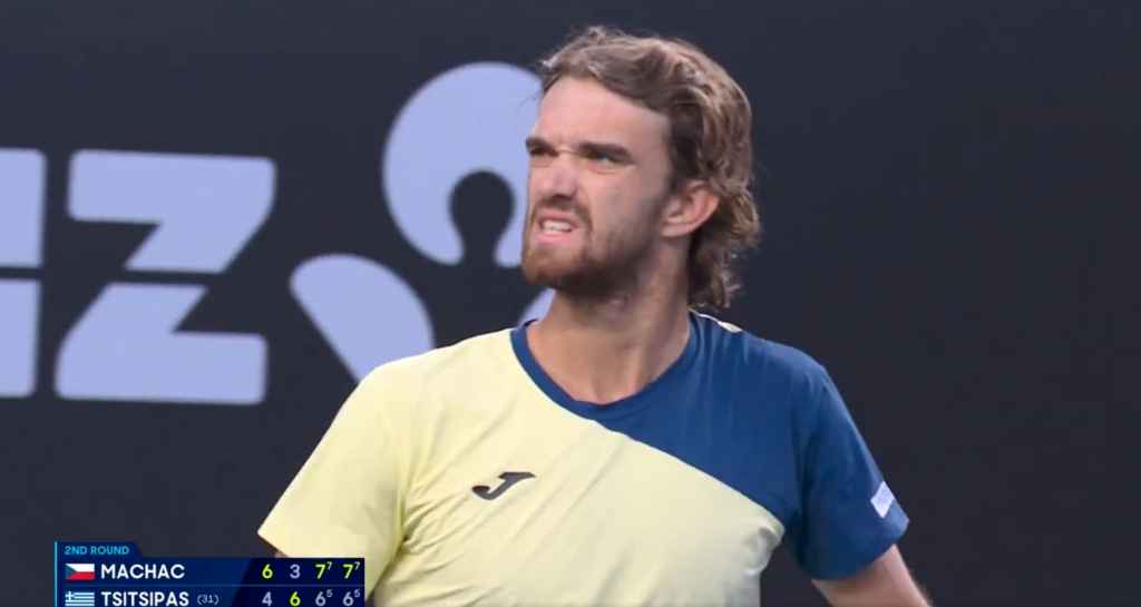 Απαράδεκτη κίνηση: Ο Μάχατς κορόιδεψε τον Τσιτσιπά για τον τραυματισμό του (vid)