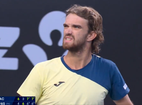 Απαράδεκτη κίνηση: Ο Μάχατς κορόιδεψε τον Τσιτσιπά για τον τραυματισμό του (vid)