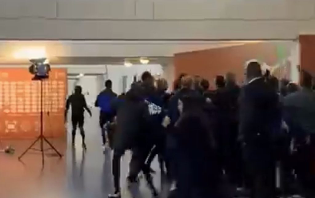 Αδιανόητο σκηνικό: Οι παίκτες της Αλγερίας κυνήγησαν τον διαιτητή στα αποδυτήρια (vid)