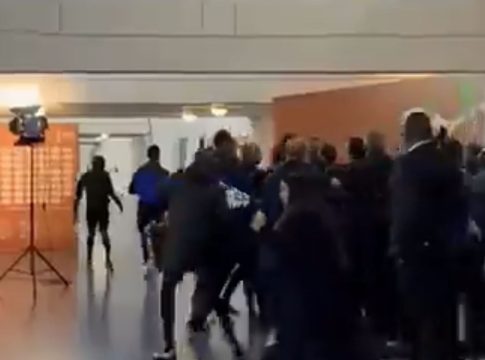 Αδιανόητο σκηνικό: Οι παίκτες της Αλγερίας κυνήγησαν τον διαιτητή στα αποδυτήρια (vid)