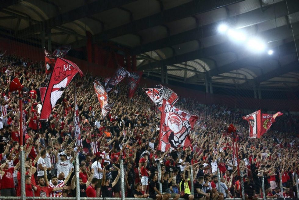 Κοκκινίζει το Άμστερνταμ: Ο κόσμος του Ολυμπιακού δίνει παλμό από νωρίς (vids)