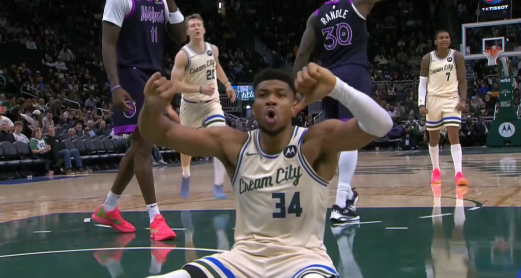 Απίστευτα πράγματα στο Μιλγουόκι: Οι φίλοι των Μπακς αποδοκίμαζαν κι ο Αντετοκούνμπο τους γιούχαρε! (vid)