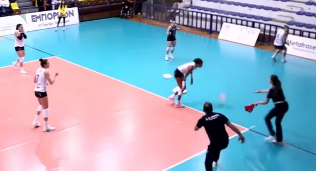 Αυτά συμβαίνουν μόνο στην Ελλάδα: Έπεσαν κομμάτια από το ταβάνι σε αθλήτρια στο Άρης-ΑΟ Θήρας! (vid)