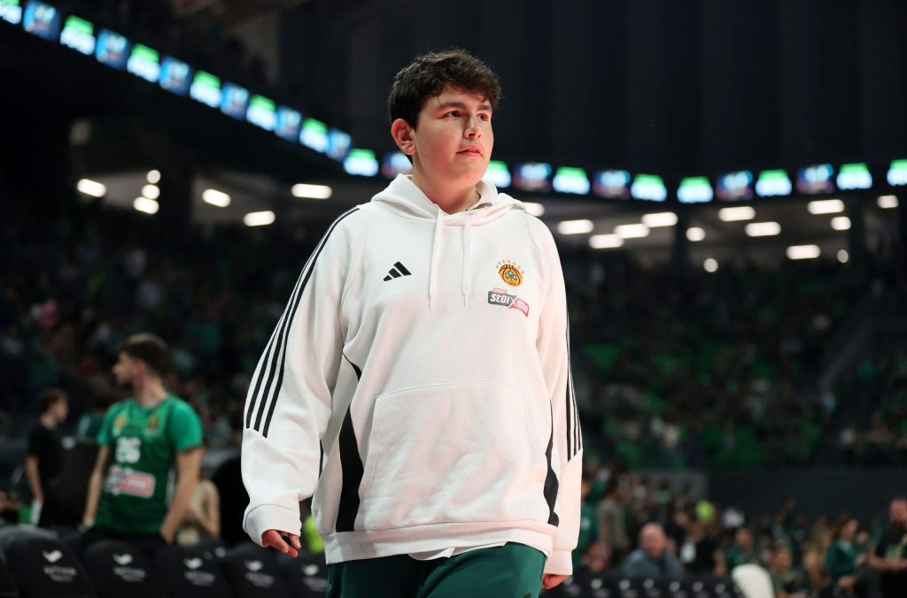 Από προπονητής… παίκτης ο Σαρπ Αταμάν – Το βίντεο με τις τρεις κοπέλες που έγινε viral (vid)