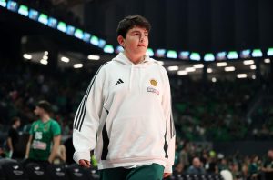 Από προπονητής… παίκτης ο Σαρπ Αταμάν – Το βίντεο με τις τρεις κοπέλες που έγινε viral (vid)