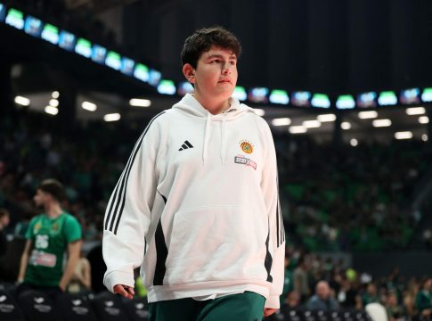 Από προπονητής… παίκτης ο Σαρπ Αταμάν – Το βίντεο με τις τρεις κοπέλες που έγινε viral (vid)