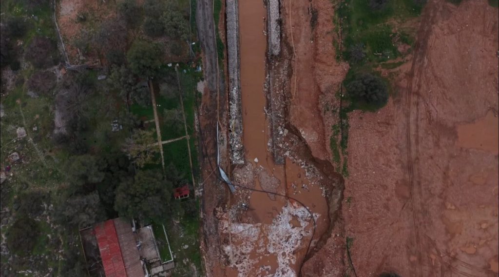 Η βυθισμένη στη λάσπη Βάρη από ψηλά – Κομμένοι δρόμοι και καταστροφές από την κακοκαιρία