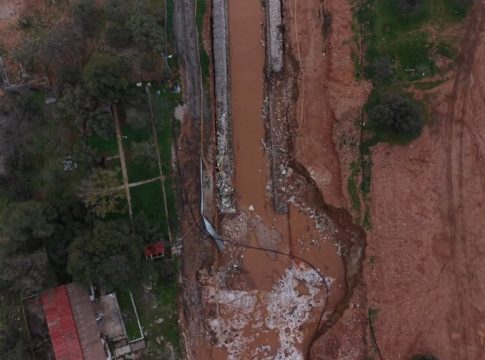 Η βυθισμένη στη λάσπη Βάρη από ψηλά – Κομμένοι δρόμοι και καταστροφές από την κακοκαιρία
