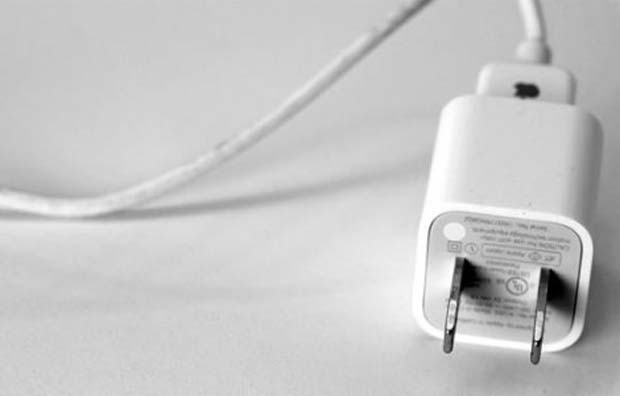 Πώς φορτίζουμε το κινητό μας με ένα μόνο… κρεμμύδι! (vid)