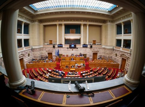 Νέες σκηνές χάους στη Βουλή: Κόντρες, Κωνσταντοπούλου – προεδρείου, διακοπή και ξενύχτι στην Ολομέλεια