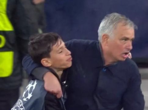 Το ball boy της Μπενφίκα μίλησε για την αγκαλιά με τον Μουρίνιο: «Την επόμενη μέρα έγινε χαμός στο σχολείο» (pics)