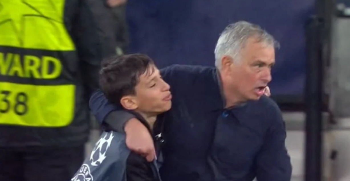 Το ball boy της Μπενφίκα μίλησε για την αγκαλιά με τον Μουρίνιο: «Την επόμενη μέρα έγινε χαμός στο σχολείο» (pics)