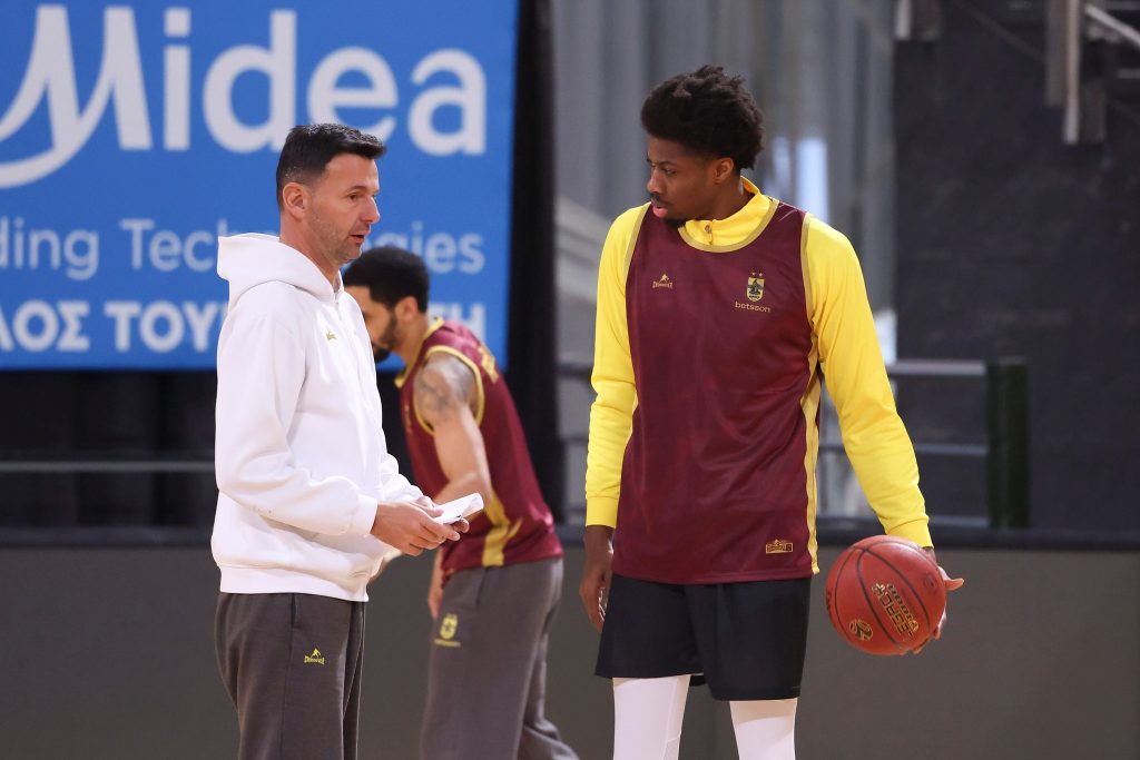 «Πρώτη» με τη φανέλα του Άρη Betsson για τον Κώστα Αντετοκούνμπο (pics)