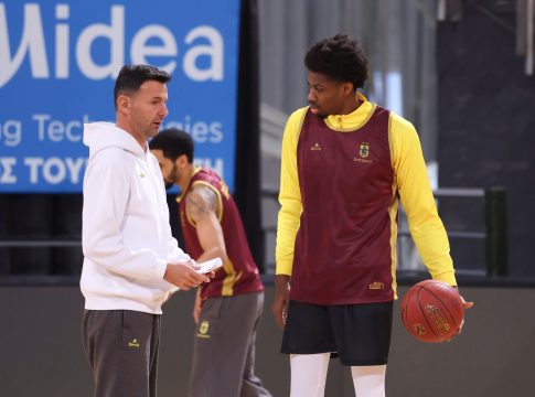 «Πρώτη» με τη φανέλα του Άρη Betsson για τον Κώστα Αντετοκούνμπο (pics)