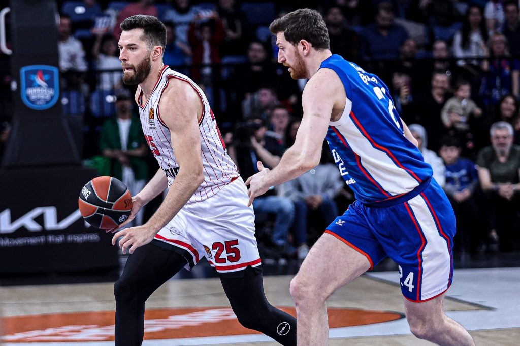 Euroleague: Πόσα χρόνια έχει να νικήσει την Εφές εκτός έδρας ο Ολυμπιακός (vids)