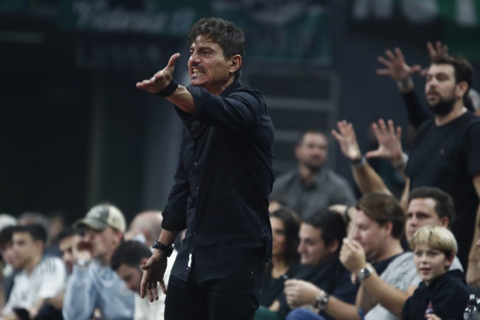 Έξαλλος ο Γιαννακόπουλος προς τους παίκτες: «Δεν κοιμήθηκα το βράδυ – Ξέρω ποιοι γυρίσατε 5 το πρωί μεθυσμένοι» – Τι είπε σε Αταμάν