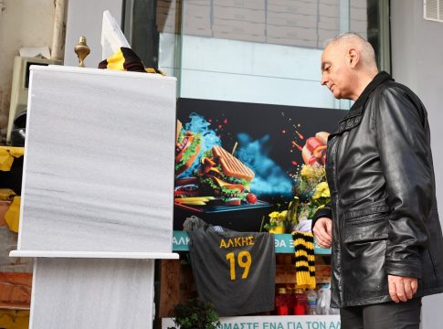 Πατέρας του Άλκη Καμπανού: «Όσοι ανάψουν κερί για το παιδί μου, να το κάνουν και για τους επτά οπαδούς του ΠΑΟΚ»