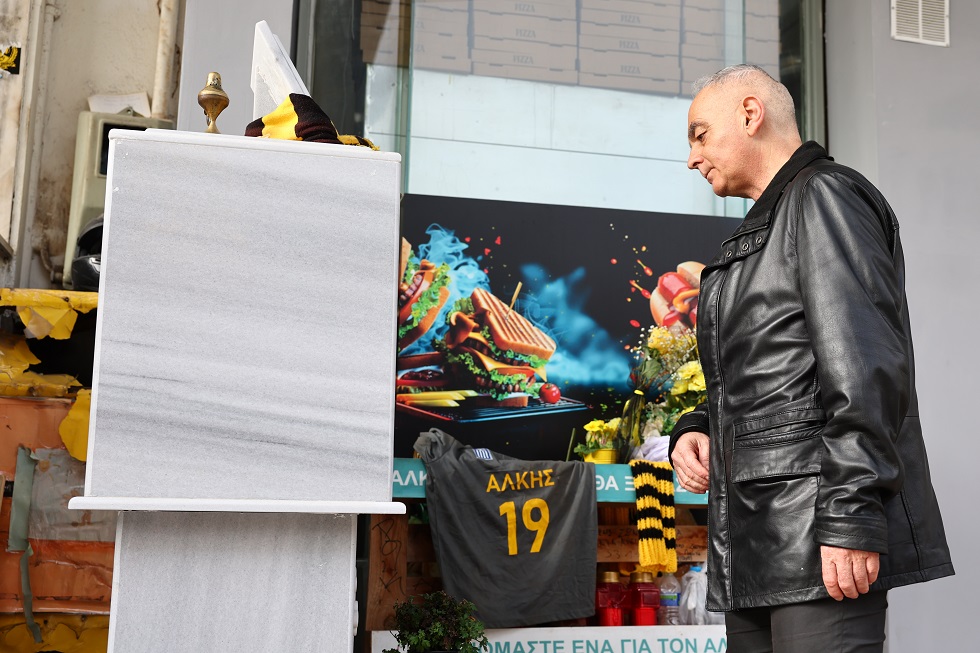 Πατέρας του Άλκη Καμπανού: «Όσοι ανάψουν κερί για το παιδί μου, να το κάνουν και για τους επτά οπαδούς του ΠΑΟΚ»