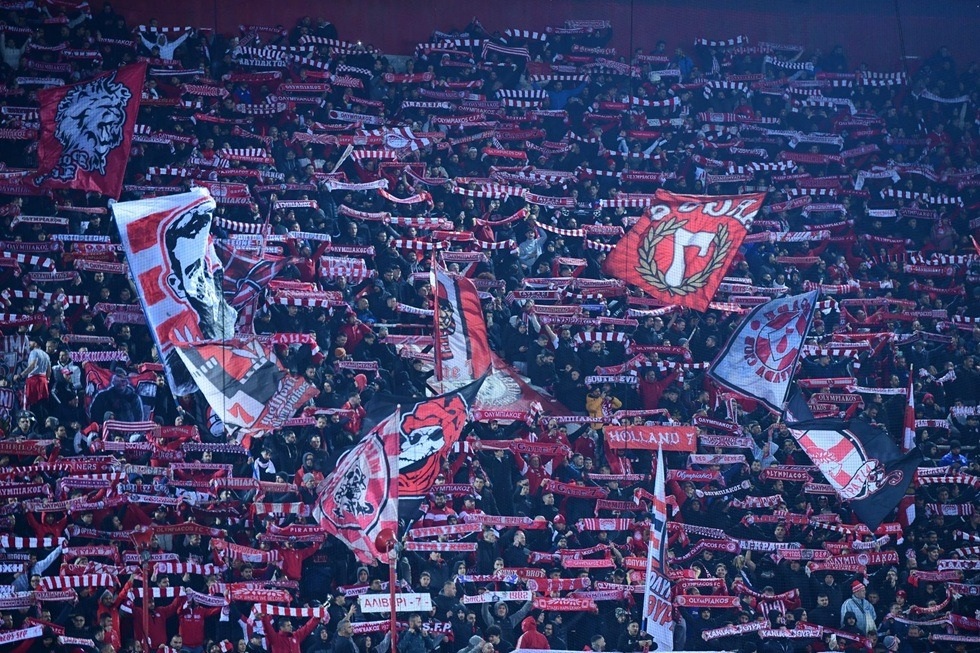 Έφτασαν στο Ηράκλειο οι φίλοι του Ολυμπιακού (vid)