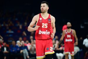 Ο Άλεκ Πίτερς μπαίνει στην κουζίνα και προσκαλεί τον κόσμο σε μία διαδραστική εμπειρία στο εστιατόριο του (vid)