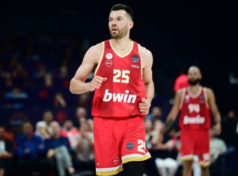 Ο Άλεκ Πίτερς μπαίνει στην κουζίνα και προσκαλεί τον κόσμο σε μία διαδραστική εμπειρία στο εστιατόριο του (vid)