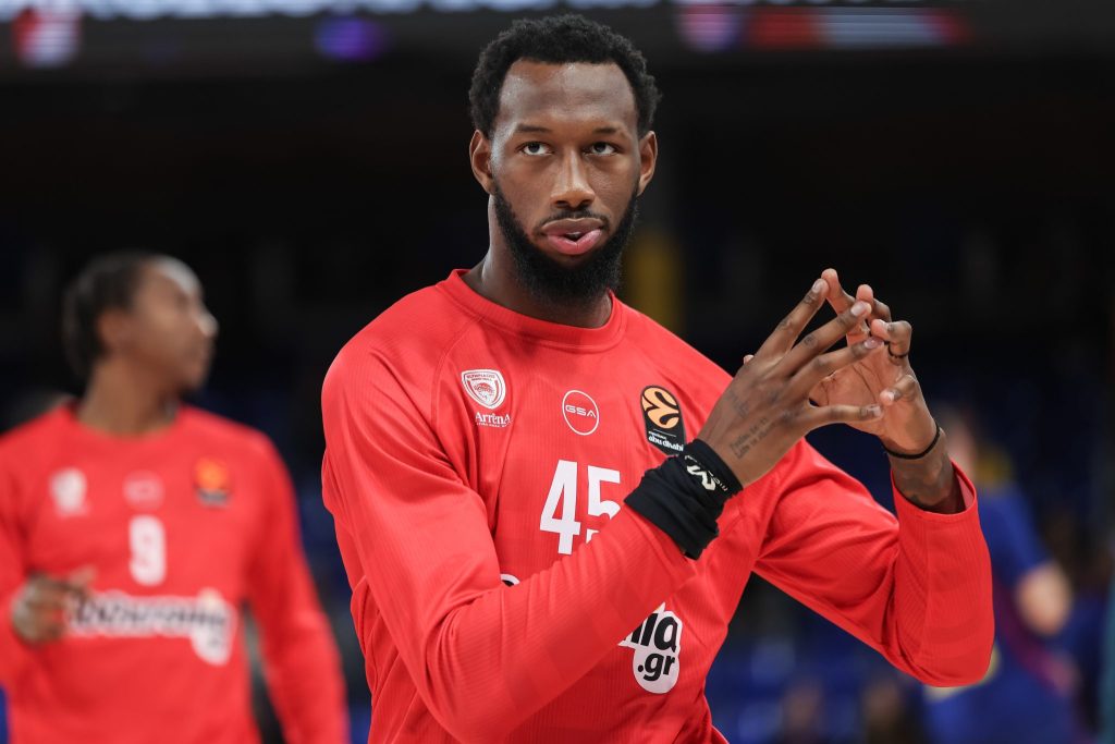 Ντόντα Χολ: Πώς μια δύσκολη προσαρμογή μετατρέπεται σε λύση για τον Ολυμπιακό