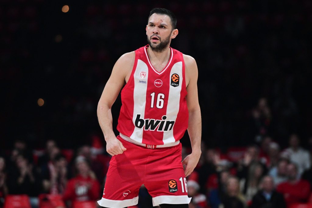 Ακόμα ένα «Έβερεστ»: Ο Παπανικολάου έγινε ο κορυφαίος ριμπάουντερ στην ιστορία του Ολυμπιακού (pic)