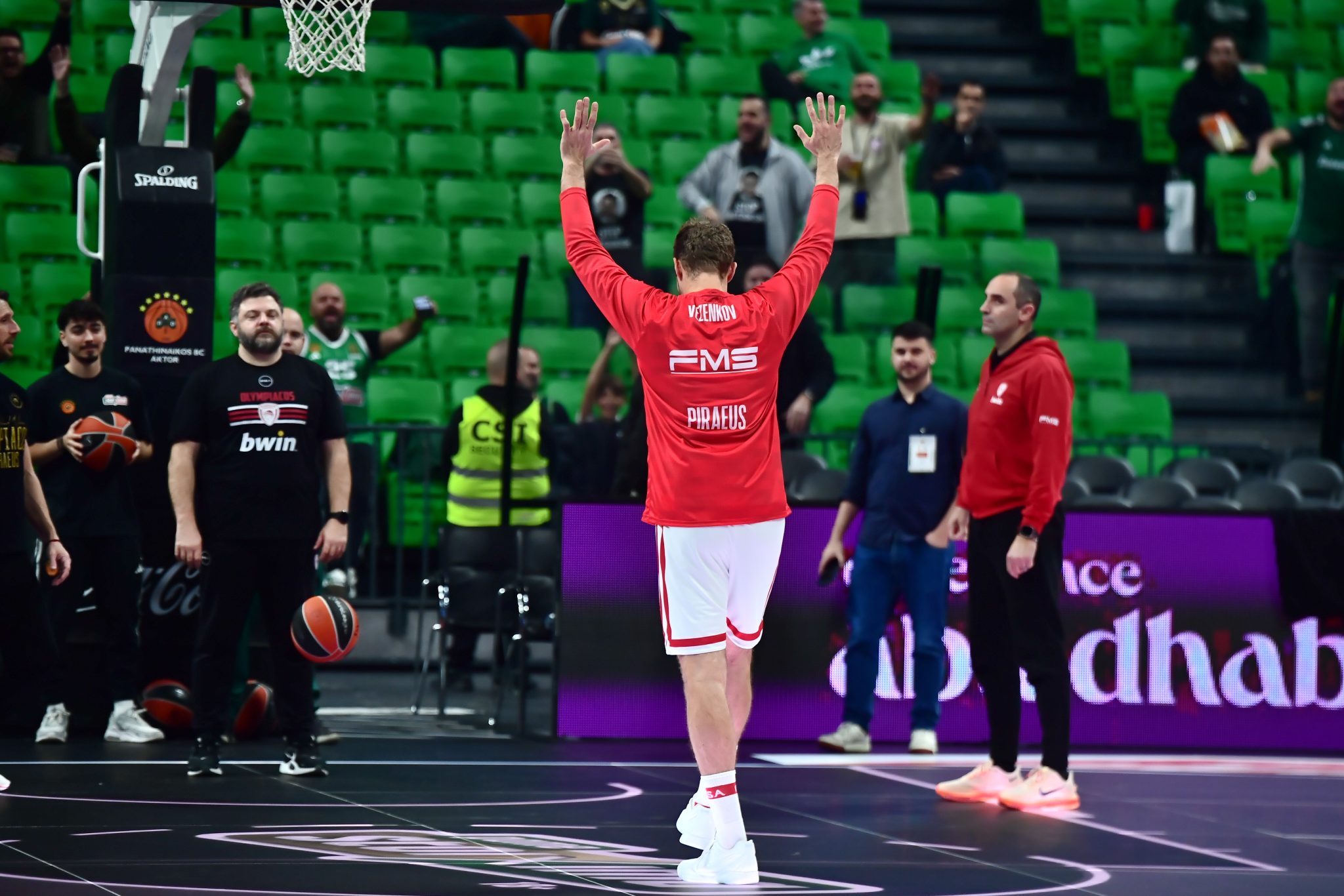 Ο Βεζένκοφ είχε 10/10 σουτ και ο κόσμος του Παναθηναϊκού τον… αποθέωσε – Χαιρέτησε τον κόσμο ο Βούλγαρος (pic)