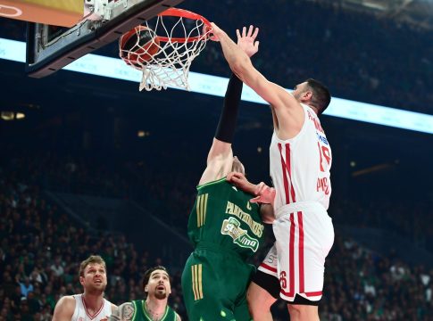 Τρομερό κάρφωμα από τον Παπανικολάου μπροστά στον Όσμαν (vid)