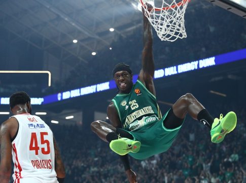 Παναθηναϊκός – Ολυμπιακός: Το εντυπωσιακό φόλοου κάρφωμα του Κέντρικ Ναν που ξεσήκωσε το ΟΑΚΑ (vid)