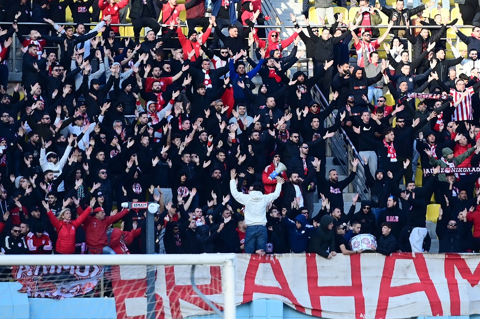 «Θρύλε η Κρήτη το δεύτερό σου σπίτι»: Χαμός στο Παγκρήτιο από 7.000 οπαδούς του Ολυμπιακού (vid+pics)