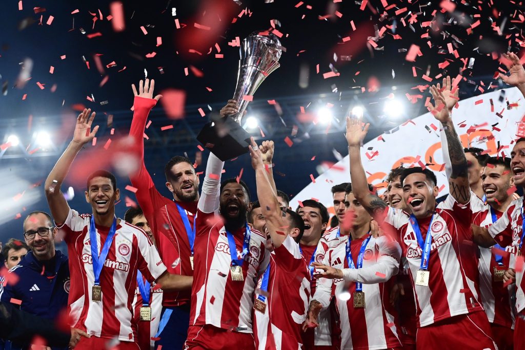 Σαμπάνιες και «Freed from Desire»: Έξαλλοι πανηγυρισμοί στα αποδυτήρια από τους παίκτες του Ολυμπιακού (vid)