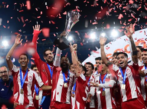 Σαμπάνιες και «Freed from Desire»: Έξαλλοι πανηγυρισμοί στα αποδυτήρια από τους παίκτες του Ολυμπιακού (vid)