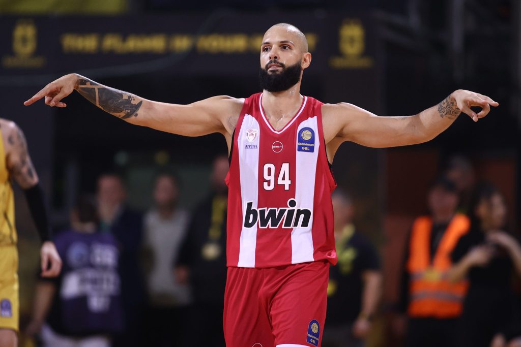 H απίστευτη μπλούζα… Έντι Τζόνσον του Εβάν Φουρνιέ στο αεροδρόμιο (pic)