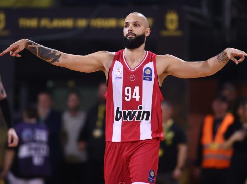 H απίστευτη μπλούζα… Έντι Τζόνσον του Εβάν Φουρνιέ στο αεροδρόμιο (pic)