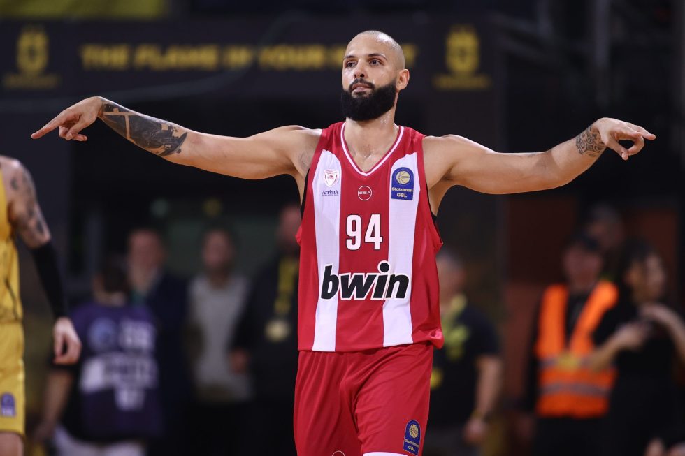 H απίστευτη μπλούζα… Έντι Τζόνσον του Εβάν Φουρνιέ στο αεροδρόμιο (pic)