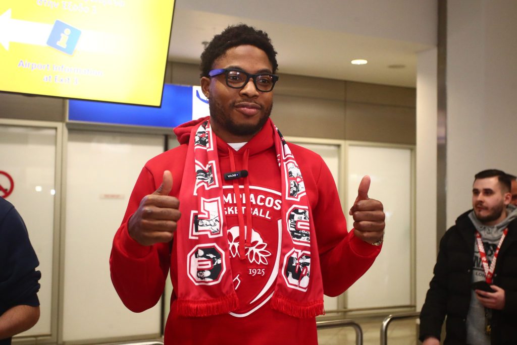 Δεν ήρθε μόνος του ο Τζόουνς στην Αθήνα – Ποιον είχε μαζί του (pic)